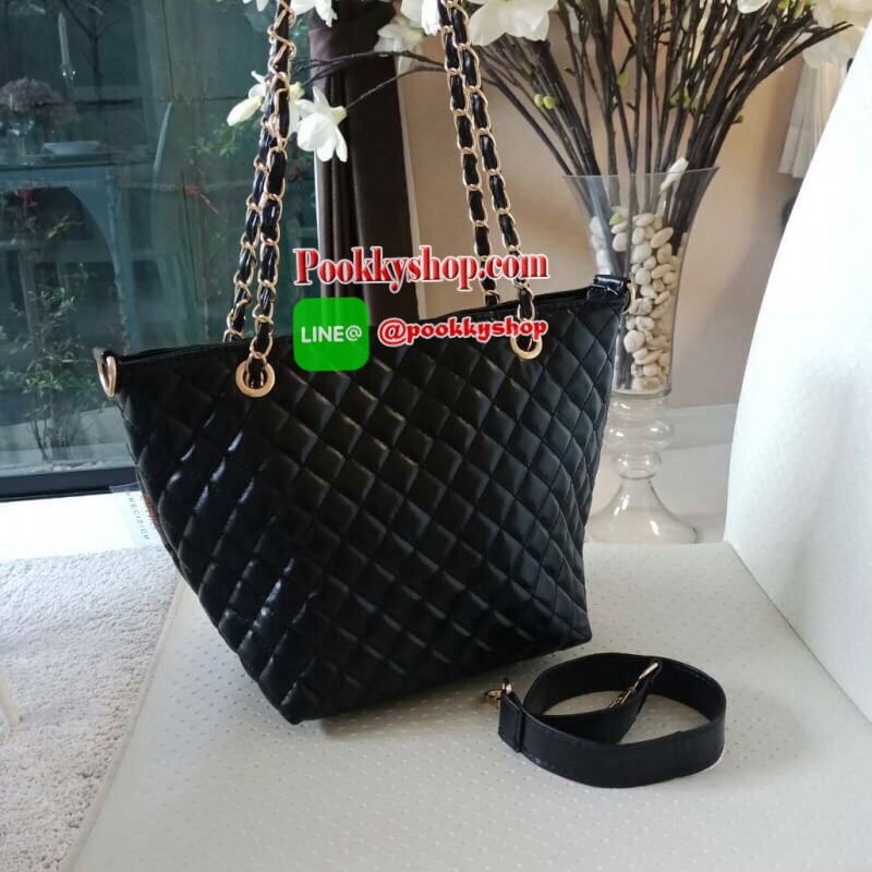 Must Have! Chanel Tote & Shopping Bag กระเป๋าสะพายทรง Shopping Bag พรีเมี่ยมกิ้ฟ Limited Edition ของแท้ 100% นำเข้าจาก Chanel Perfume Counter ใบใหญ่วัสดุหนัง PU ประดับโลโก้ CC สุดคลาสสิค ซับใน Polyester 100% เปิดปิดด้วยกระดุมแม่เหล็ก จุสุดๆ สามารถใส่เอกสา