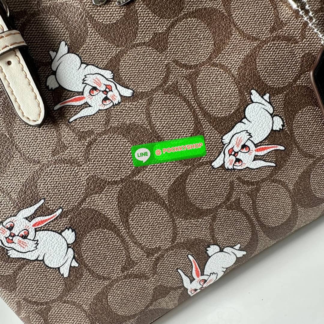 Coach Mollie Tote 25 In Signature Chambray Crossbody Sling Top Handle Bag Collection Rabbit Printed Style (CG302) กระเป๋าทรงTOTE เสริมลุคโดดเด่นต้อนรับปีกระต่าย ตกแต่งลายรูปกระต่ายน่ารัก วัสดุหนังแคนวาสเคลือบลาย ภายในโล่งกว้าง มีช่องซิปตรงกลางใส่ของได้ ขน