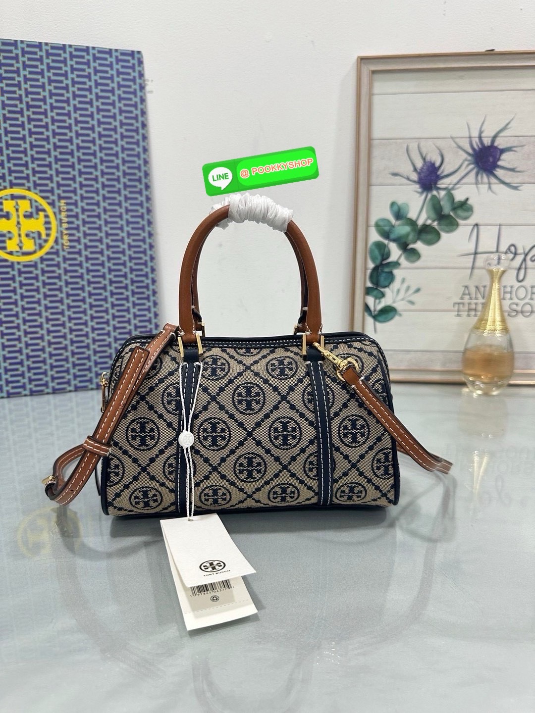 💙ToryBurchMiniBostonBag 🖤💫 • รุ่น: Mini Boston Bag จากแบรนด์ Tory Burch — ลักษณะทรง Boston น้ำหนักเบา มีหูจับด้านบน + สายสะพายแบบปรับได้ในบางรุ่น ใช้หนังหรือผสมวัสดุต่างๆ ตามรุ่นย่อย.