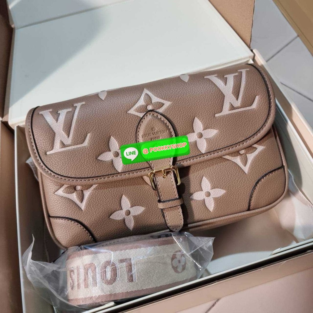 LV diane monogram empreinte bag 🔆 Details กระเป๋ามัลติฟังก์ชั่นสุดคุ้มจากเคาน์เตอร์ dutyfree ที่ดีไซน์ออกมาได้น่ารักน่าใช้มากๆ มีสายมาให้ถึง 2 แบบ สายหนังคล้องไหล่ได้ ปรับสะพายข้างได้ และสายสปอร์ตครอสบอดี้ได้ สวยลูกคุณหนูมากๆ ปรับเปลี่ยนใช้ตามลุคแ