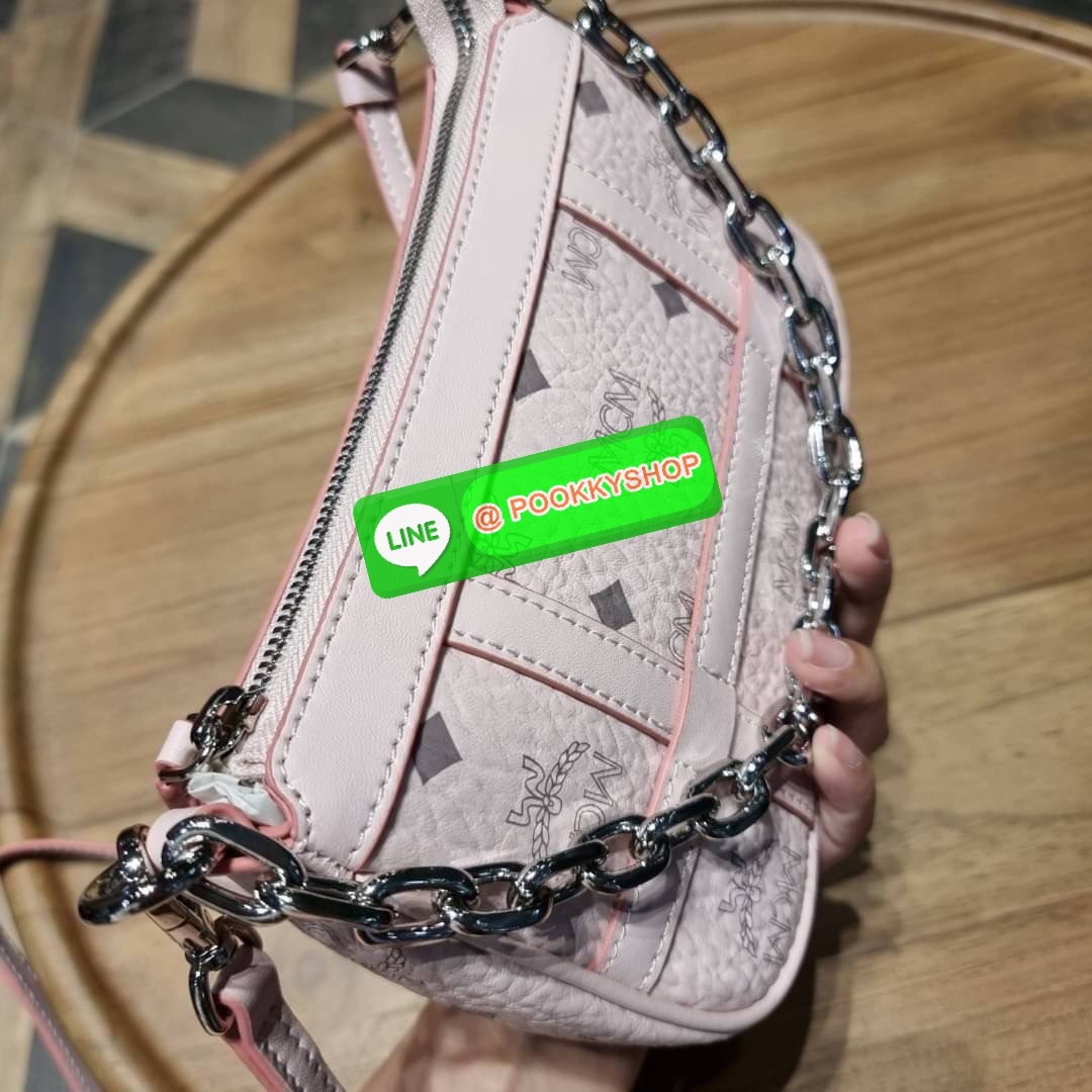 MCM MINI DELMY SHOULDER BAG จัดหนักจัดเต็ม!! ที่สุดของรุ่นที่ฮอตหนักมาก คอลเลคชั่นที่ยอดขายดีตั้งแต่วันแรกที่ลง shop ด้วยรูปทรงที่กะทัดรัด ตอบโจทย์ได้ทุกลุค ทุกไลฟ์สไตล์ ใช้งานได้ง่ายคล่องตัว กระเป๋าสะพายทรงพอช ที่มาพร้อมสายโซ่คล้องด้านหน้า และสายหนังครอส
