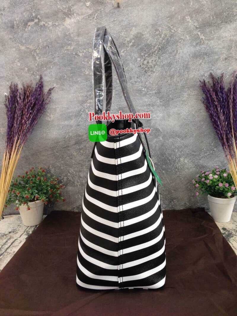 พร้อมส่งรุ่นหายาก! KATE SPADE HYDE LANE STRIPED RILEY LEATHER TOTE BAG กระเป๋าสะพายทรง Tote Bag หนังสวยอยู่ทรงโดดเด่นที่สีทูโทนลายทางห้อยโลโก้TAGที่หูกระเป๋า ด้านหน้าประดับโลโก้ มี1ช่องใส่ของ ภายในมีช่องซิป และช่องใส่มือถือ กว้างและจุ ใส่ ipad notebook เอ