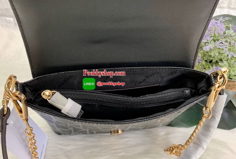 New arrival !! CALVIN KLEIN HANDBAG // SHOULDER BAG กระเป๋าถือ//คล้องไหล่//สะพายข้าง//หรือครอสบอดี้ร์ได้ค่ะ ดีไซด์สวย น่าใช้มากๆค่ะ วัสดุหนังผสมนิ่มมือค่ะ ด้านมีโลโก้แบรนด์ พร้อมช่องซิปใส่ของจุกจิก เปิดปิดกระเป๋าแบบกระดุมแม่เหล็ก ภายในแบ่งสามช่อง สามารถใส