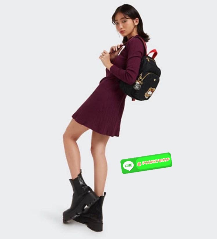 Mini Kipling Delia Mini Hello Kitty Backpack หากคุณกำลังตามหากระเป๋าเป้ที่มีขนาดกำลังดี ดีไซน์สวยเก๋ และโดดเด่นไม่ซ้ำใคร เราขอแนะนำกระเป๋ารุ่นนี้ที่เป็นการคอลแลปส์ระหว่าง 2 แบรนด์ มาพร้อมสีดำที่ทำจากวัสดุคุณภาพดี ทนทาน และป้องกันกระเป๋าเปื้อนง่าย ซึ่งนอกจ