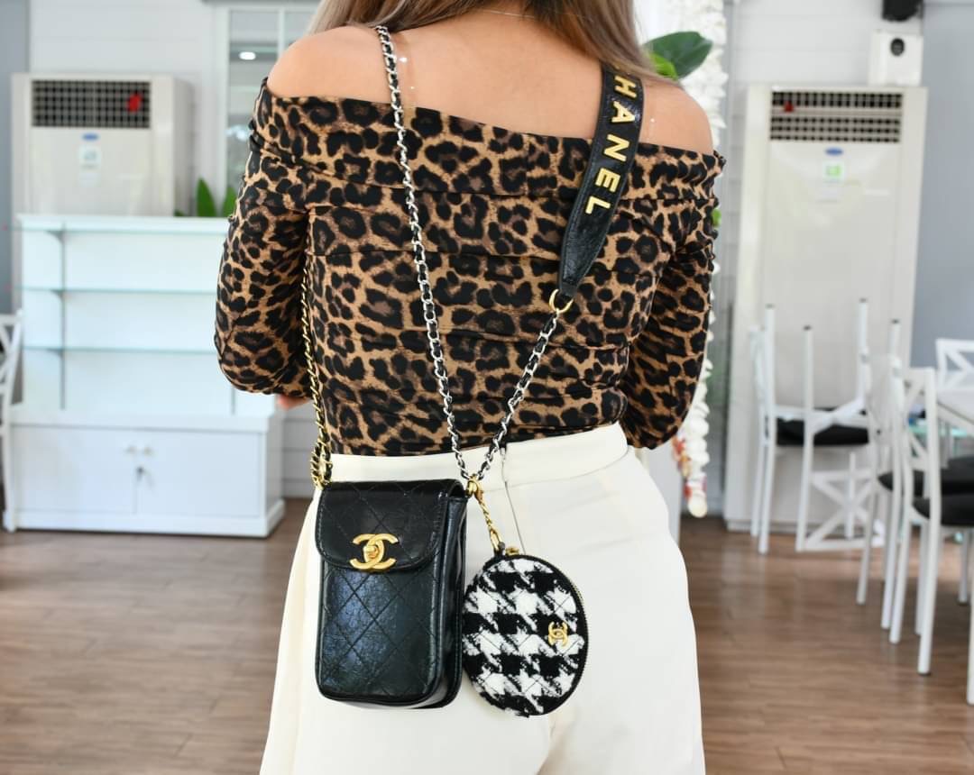 Chanel Shoulder Bag VIP Gift With Purchase (GWP) พรีเมี่ยมกิ๊ฟรุ่น Limited วัสดุหนัง pu เปิดปิดด้วยฝาปิดตัวล๊อคอะไหล่ทองและซิป หัวซิปแบรนด์ สามารถใส่ มือถือ iphone+ ของใช้จุกจิกได้เยอะ และมีกระเป๋าใส่เหรียญถอดได้ สายโซ่ร้อยหนังอะไหล่ทอง+เงิน Crossbody มาพ