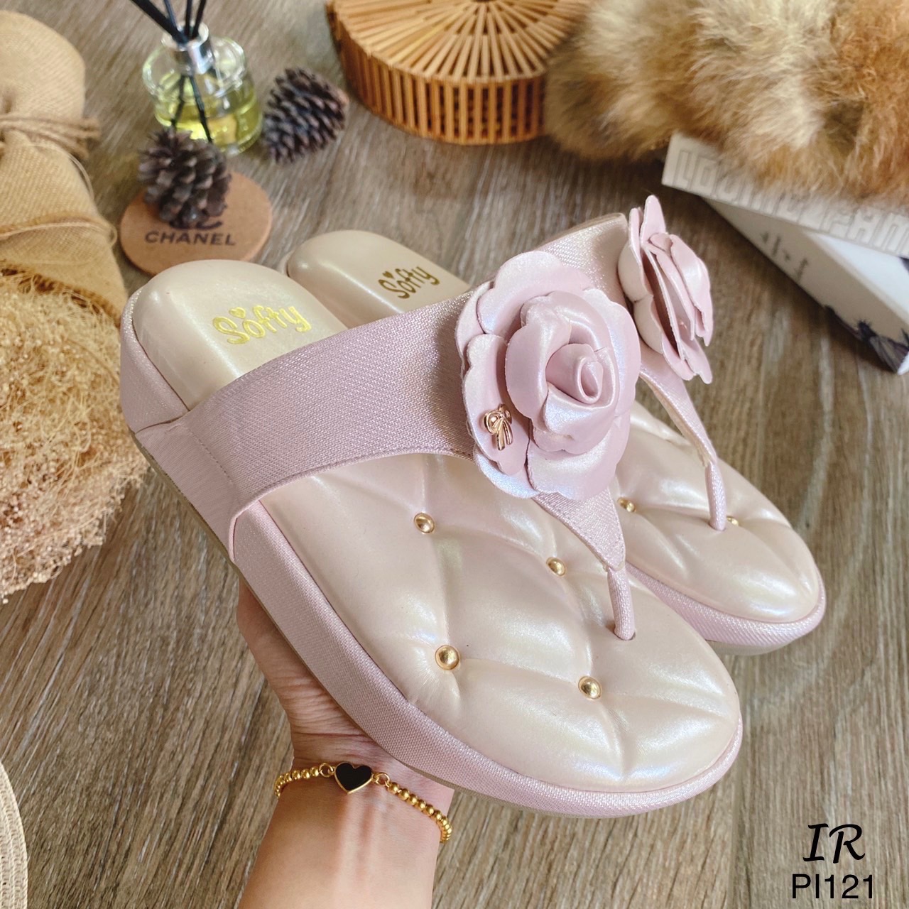 แบบขายดี!!! พร้อมส่ง รองเท้าโซฟา สไตล์ Shu Berry แบรนด์ดัง ผ้าวิ้งๆแต่งดอกกุหลาบด้านในซับนวมกำมะหยี่ พื้นฝังหมุดทองกลม ส้นหนา 1.5 นิ้ว พื้น Soft comfort งานhigh quality ได้ลองแล้วจะหลงรักเลยค่า