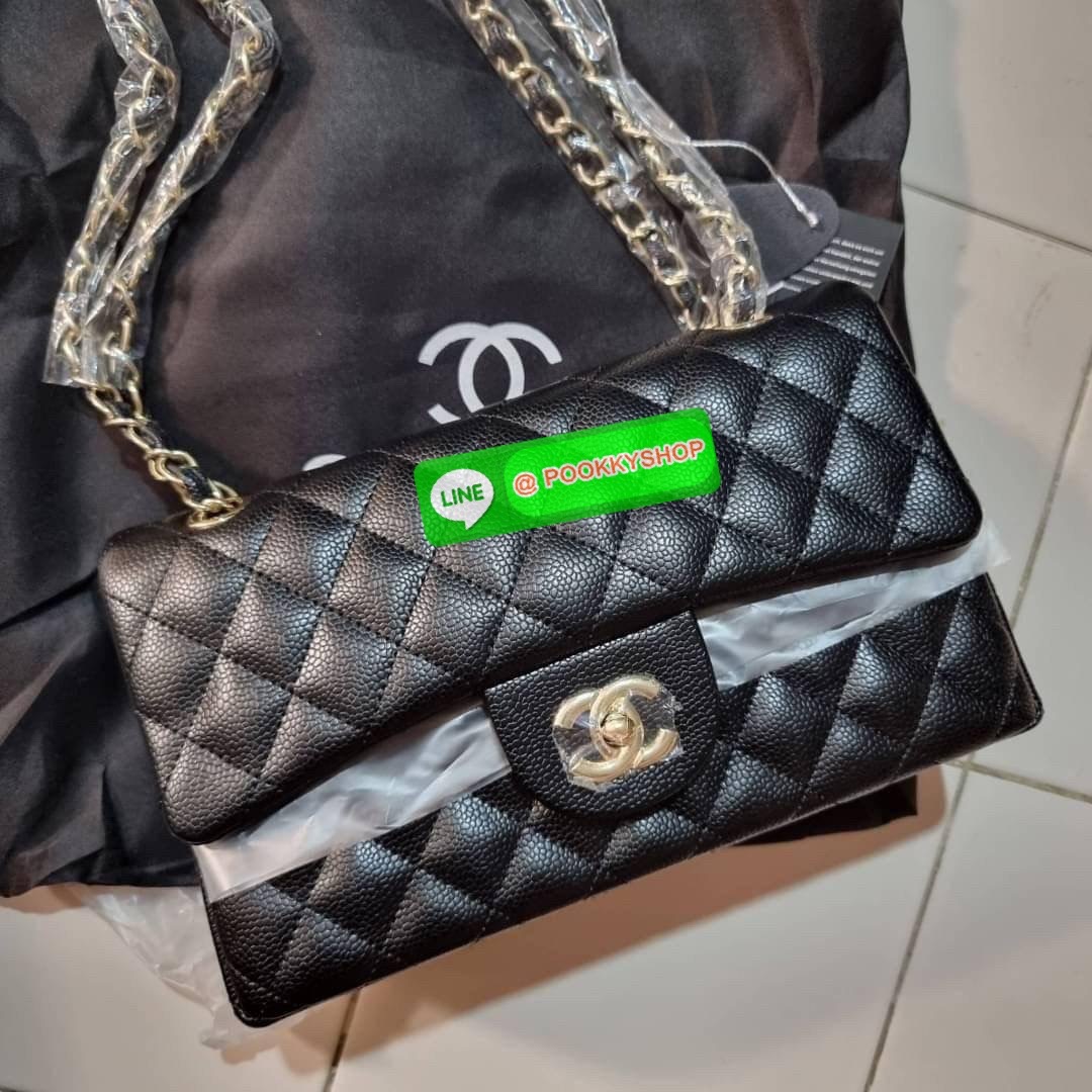 RESTOCK!! HOT ITEM!! Chanel premium for gift กระเป๋าสะพายหนังสังเคราะห์ลายคาร์เวีย อะไหล่พร้อมโซ่สะพายสีทอง ตัดกับกระเป๋าได้อย่างลงตัวและโดดเด่น เปิด-ปิดกระเป๋าด้วยตัวบิดล็อค ภายในกระเป๋ามีฝาปิดอีก 1 ชั้น บุหนังสีแดงโลโก้เด่น คม ชัด!! มีช่องโล่งกว้างจุของ