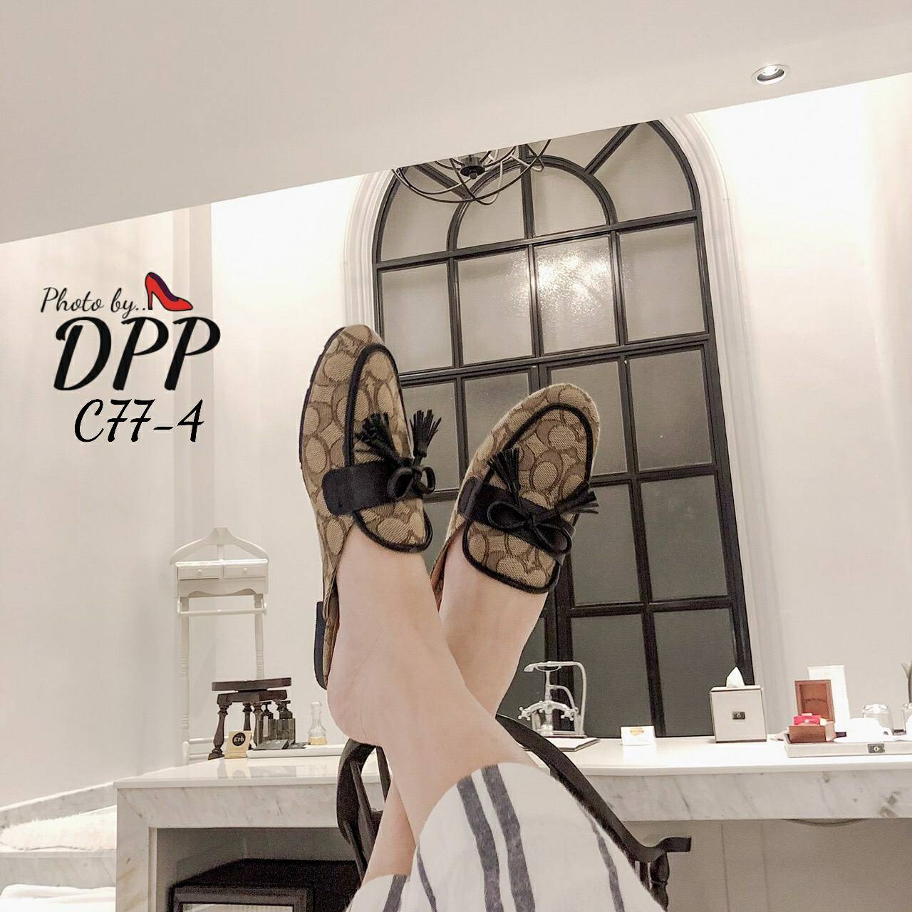 C77-4 พร้อมส่ง ตัวใหม่ hot hot ค้า รองเท้า coach ผ้าทอ ลายC งานสวย ไม่ใช่ผ้าสกรีนนะคะ งานชนช้อป ปั้มแบรนด์ collection ใหม่ปีนี้คะ (เพราะผ้าทอ จะเป็นผ้าเหมือนแท้ที่เอามาทำ กระเป๋าคะ ดีเทลผ้าสวยมาก) ที่สำคัญ