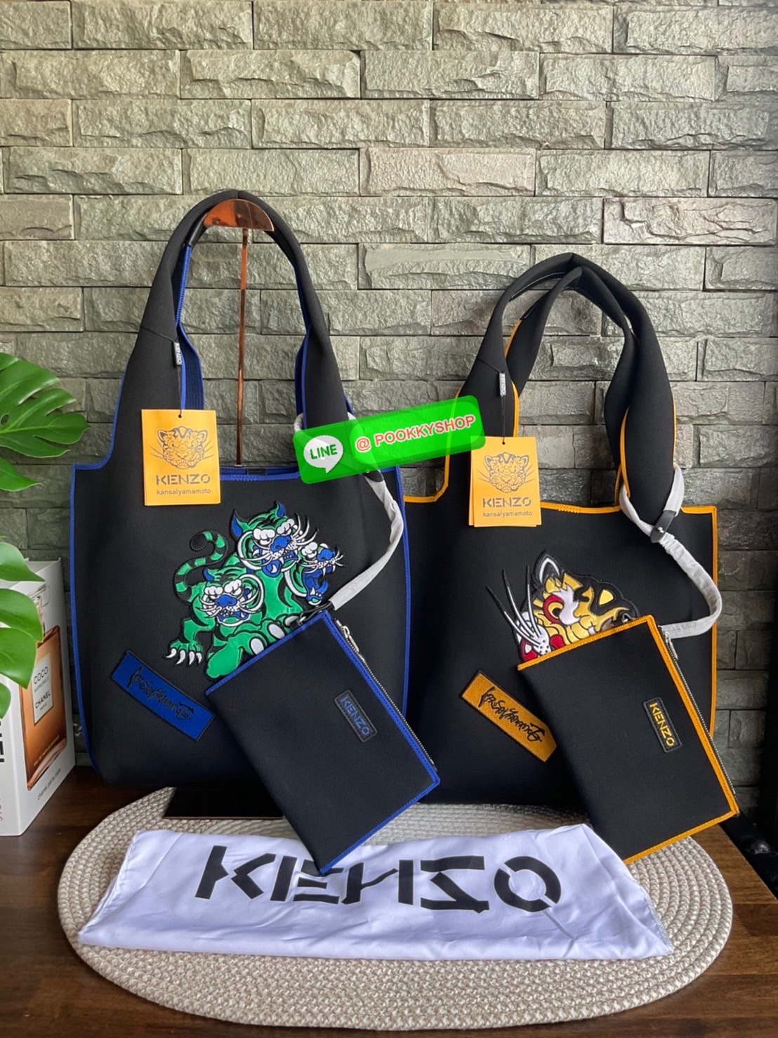 🚚 พร้อมส่ง 🚚 KENZO X KANSAI YAMAMOTO TIGER TOTE BAG กระเป๋าสะพายไหล่ ทรง โท้ทิสี ดำ และ น้ำเงินเข้ม x คันไซ ยามาโมโตะ Three Tigers จาก KENZO โดดเด่นด้วยลวดลายปัก วัสดุเป็นผ้าอย่างหนานุ่มคุณสมบัติพิเศษเฉพาะแบรนด์ น้ำหนักเบามากๆ หูหิ้วด้านบน