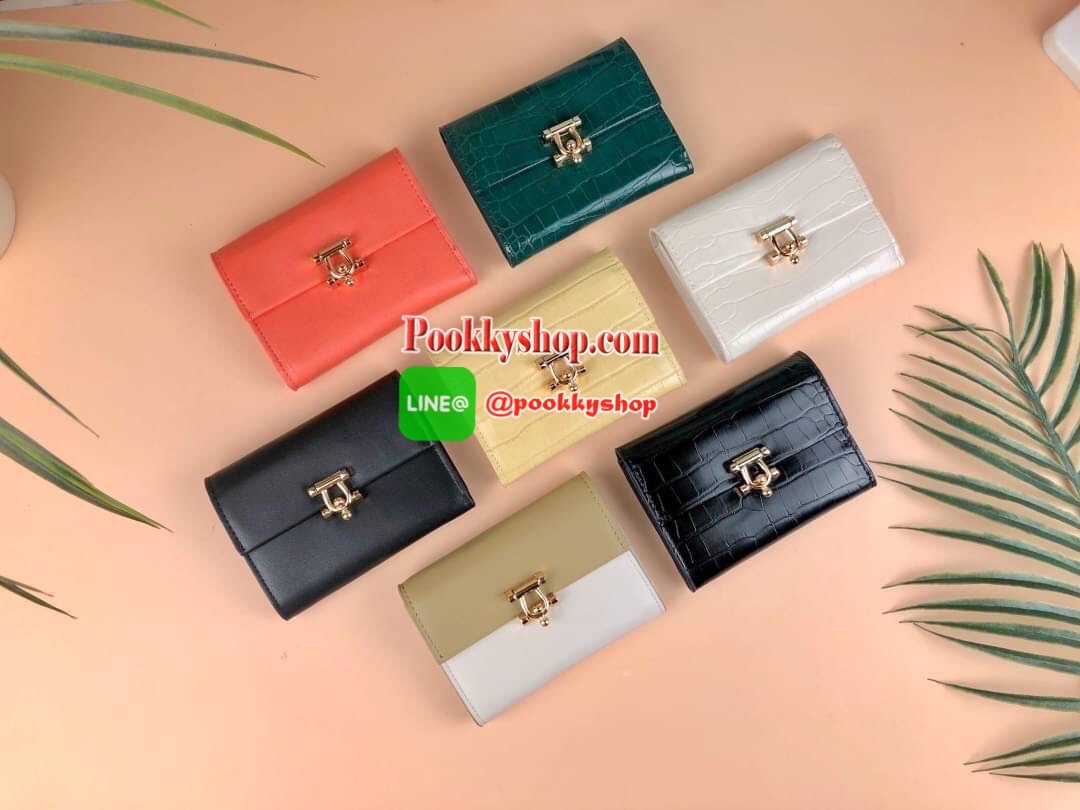 New arrival! Charles & Keith Metal Accent Mini Short Wallet กระเป๋าเงินใบสั้นทรงเก๋ วัสดุด้านหน้าตัวเปิดปิดดีไซน์แปลกตา ด้านในมีช่องซิปใส่เหรียญ ช่องใส่บัตร 6 ช่อง และช่องใส่ธนบัตรตามยาว ใส่แบงค์พันได้ไม่ต้องพับค๊า รุ่นนี้สวยทุกสี เหมาะกับสาวที่ชอบใช้กระเ