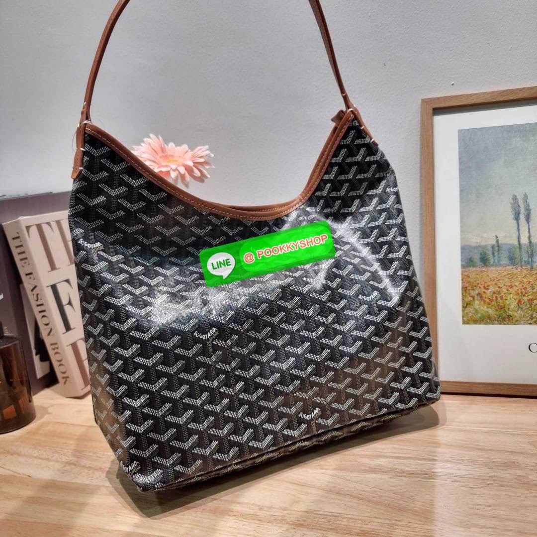 GOYARD BOHEME HOBO BAG ใหม่สุดคุ้ม กับกระเป๋าสะพายทรงโฮโบ ใบใหญ่จุใจ!! มาครบสีขายดี เลิศทุกสี รูปทรงคลาสสิค ดีไซน์เป็นเอกลักษณ์ วัสดุหนังแคนวาสพิมพ์ลายสวยคม ปากกระเป๋ามีซิปเปิด-ปิดกันของหล่นได้ ภายในโล่งกว้างมาก มาพร้อมสายคล้องในตัว ทนทาน สะพายสวยๆได้ทุกว