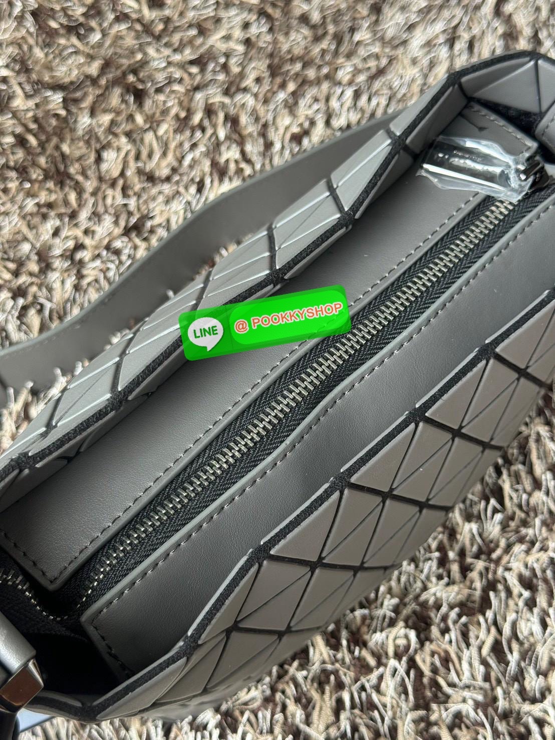 💕 BAO BAO ISSEY MIYAKE Crystal Shoulder Bag งานดีไซน์ที่ดูเรียบง่ายทั้งรูปแบบการใช้งาน มีช่องเปิดปิดแบบซิปเพื่อให้คุณพกพาของมีค่าได้อย่างสบายใจป้องกันสิ่งของตกหล่น ทั้งตัวเพลตสามเหลี่ยมและสายกระเป๋าหนัง สวยแบบคูลๆ ทั้งยังดูแลรักษาง่าย น้ำหนักเบา เ