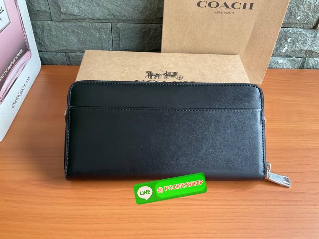 COACH F53773 SNOOPY LONG WALLET กระเป๋าสตางค์ใบยาวซิปรอบ สีสันสดใส ปั้มลาย แบรนด์ และ Snoopy เพิ่มความโดดเด่น ตัวกระเป๋า วัสดุหนัง PU ที่จับหัวซิปปั้มแบรนด์ ภายในแยกเป็นสัดส่วน 1 ช่องซิป ช่องใส่ ธนบัตร และช่องใส่บัตร 12 ช่อง มีให้เลือกหลายสี แนะนำรุ่นนี้ห