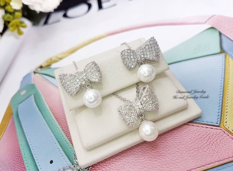 New arrival!!!!! เซตสร้อย ต่างหูโบว์ประดับมุก งานเพชร CZ แท้ งานน่ารักมากกก ใส่ออกมาสวยขนาดไม่เล็กไม่ใหญ่ ห้ามพลาดน้าสาวๆ ใส่ได้แบบ Everyday กันเลยทีเดียว