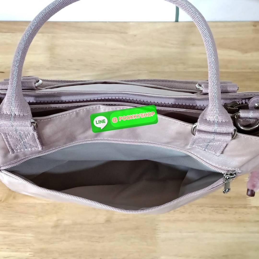 KIPLING Caralisa bag กระเป๋าถือหรือสะพาย วัสดุ Polyester เคลือบผิวกันน้ำ รุ่นใหม่จสก kipling เหมาะสำหรับวันทำงาน หรือ ใช้สะพายในชีวิตประจำวัน สามารถใส่กระดาษ A4 หรือ Ipad /Tablet ได้ถึง 11 นิ้ว