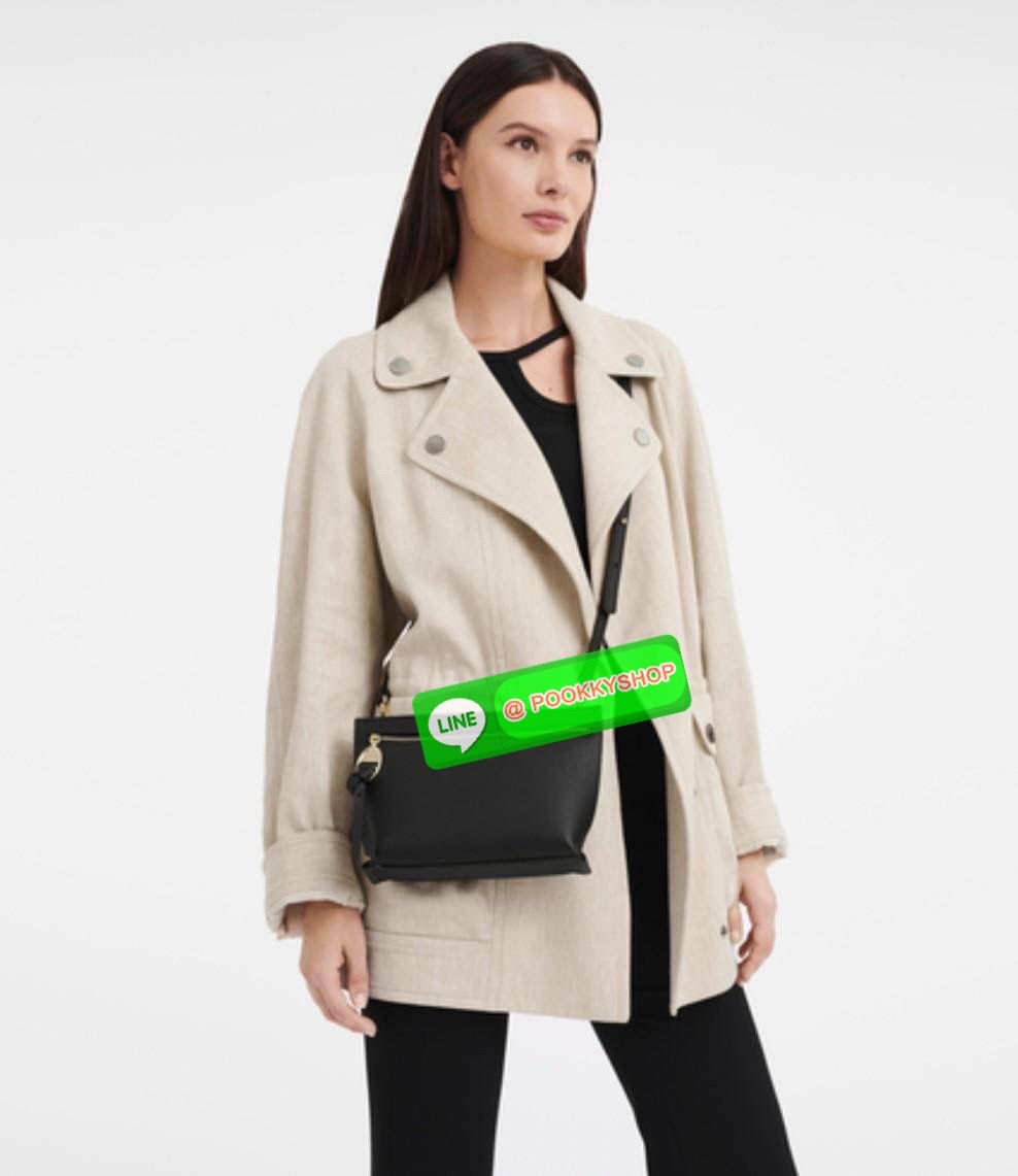 Longchamp MAILBOX Crossbody bag XS ดีไซน์ทรงคลัทช์ที่มีเส้นรูปทรงเรขาคณิตนี้จะรองรับสิ่งของจำเป็นทั้งหมดของคุณ มาพร้อมสายสะพายไหล่แบบปรับได้และถอดออกได้ สวมใส่ได้หลากหลายวิธีเพื่อเพลิดเพลินกับค่ำคืนของคุณอย่างอิสระ ได้แรงบันดาลใจมาจากMAILBOX การเย็บตะเข็บ