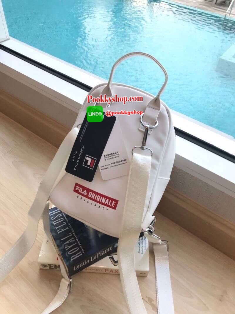 FILA 2WAY MINI BACKPACK กระเป๋าเป้หรือสะพายข้างสไตล์ Sport รุ่น Limited Edition ขนาดมินิ กำลังดี หนังนิ่มตั้งอยู่ทรง กันน้ำและน้ำหนักเบา ด้านหน้าสกรีนโลโก้แบรนด์ ด้านหน้าช่องซิปใส่ของจุกจิก ช่องหลักเปิดปิดด้วยซิปสะดวกใช้ หัวซิปแบรนด์ ภายในมีช่องใส่ของ หูจ