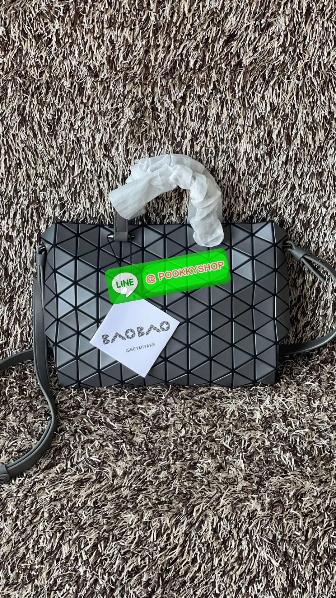 *Small BAO BAO ISSEY MIYAKE TONNEAU เป็น ซีรีย์ที่มีเอกลักษณ์เฉพาะตัว ด้วยแผ่นสามเหลี่ยมที่มีสัญลักษณ์เท่ากันทุกด้าน และยังผสมผสานงานดีไซน์ อันสง่างามเท่ากับฟังก์ชั่น การใช้งานสุดพิเศษ โดยมีจุดเด่นที่ซิปด้านบน สำหรับเปิดปิดและมีสายสะพายไหล่ ที่สามารถถอดออ