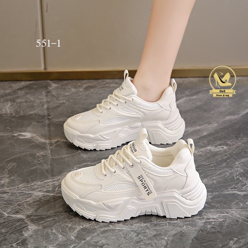 รองเท้าผ้าใบแฟชั่นเกาหลีดีไซน์ทันสมัยและโดดเด่น ด้วยพื้นรองเท้าที่มีความหนาและดีไซน์ที่ดูมีลูกเล่น เหมาะสำหรับผู้ที่ชื่นชอบสไตล์สปอร์ตแฟชั่นที่ใส่สบายและเสริมความสูงได้เล็กน้อย มีให้เลือกทั้งสีขาวครีมและสีชมพูอ่อนที่ดูน่ารัก ดูทะมัดทะแมง สามารถนำไปมิกซ์แอ