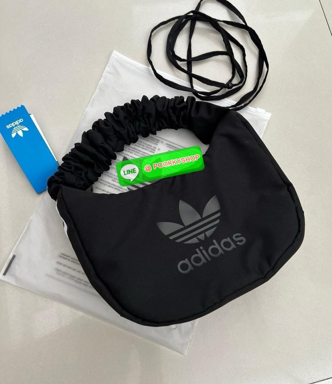 Rare items! ในเวปรุ่นนี้ขายเกือบๆ3พันจ้าา ADIDAS ORIGINAL NYLON BAG 2024 ยังมีพร้อมส่ง! สวยจึ้งมากๆค่าสาวๆ กระเป๋าแนววสปอร์ตจากอดิดาส ไม่ตกเทรน วันไหนๆจะพกพาในไทยหรือ ตปท.ได้หมด วัสดุไนล่อนเสริมนวมอย่างดี ขนาดกลางๆ ค่ะ