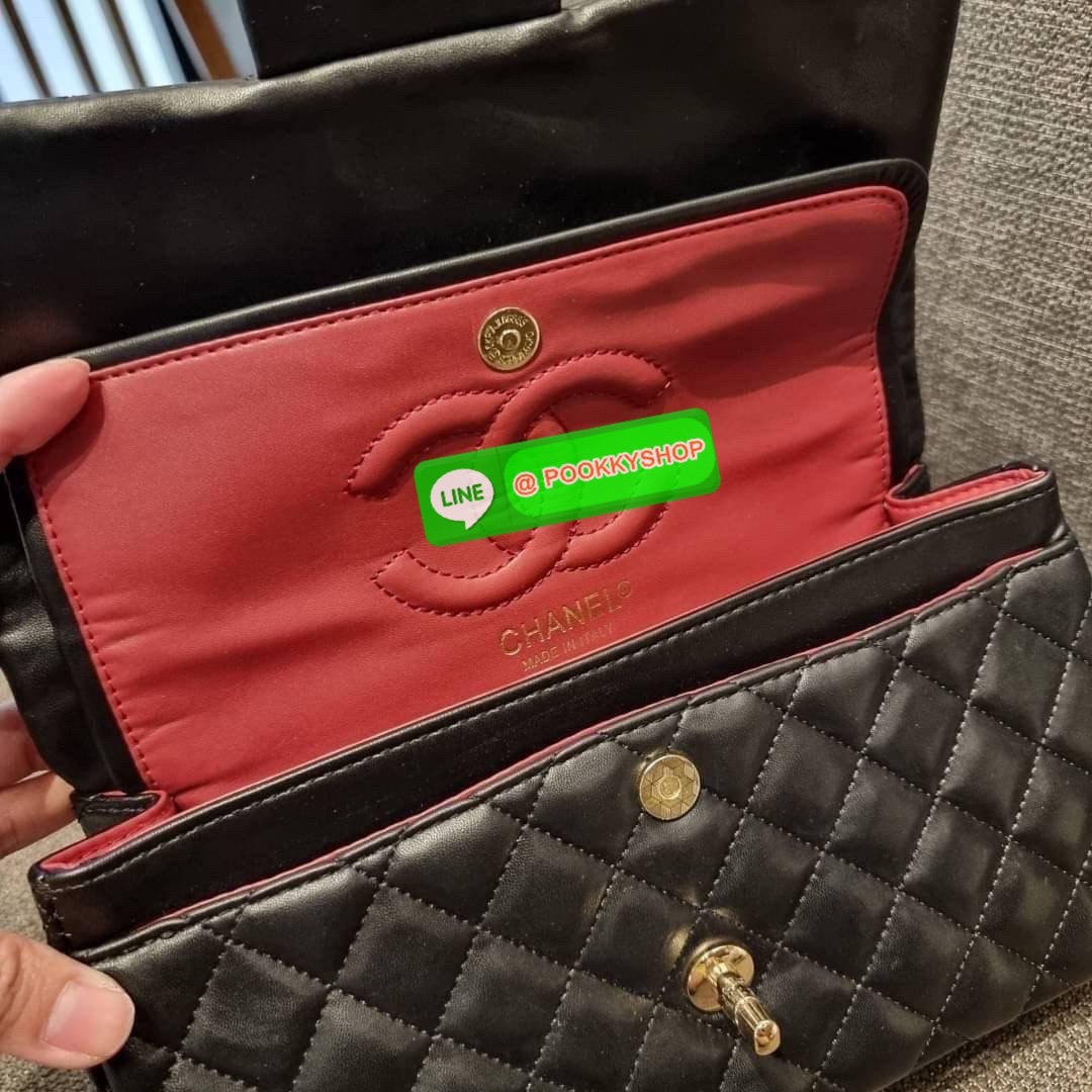 RESTOCK!! HOT ITEM!! Chanel premium for gift กระเป๋าสะพายหนังสังเคราะห์ลายคาร์เวีย อะไหล่พร้อมโซ่สะพายสีทอง ตัดกับกระเป๋าได้อย่างลงตัวและโดดเด่น เปิด-ปิดกระเป๋าด้วยตัวบิดล็อค ภายในกระเป๋ามีฝาปิดอีก 1 ชั้น บุหนังสีแดงโลโก้เด่น คม ชัด!! มีช่องโล่งกว้างจุของ