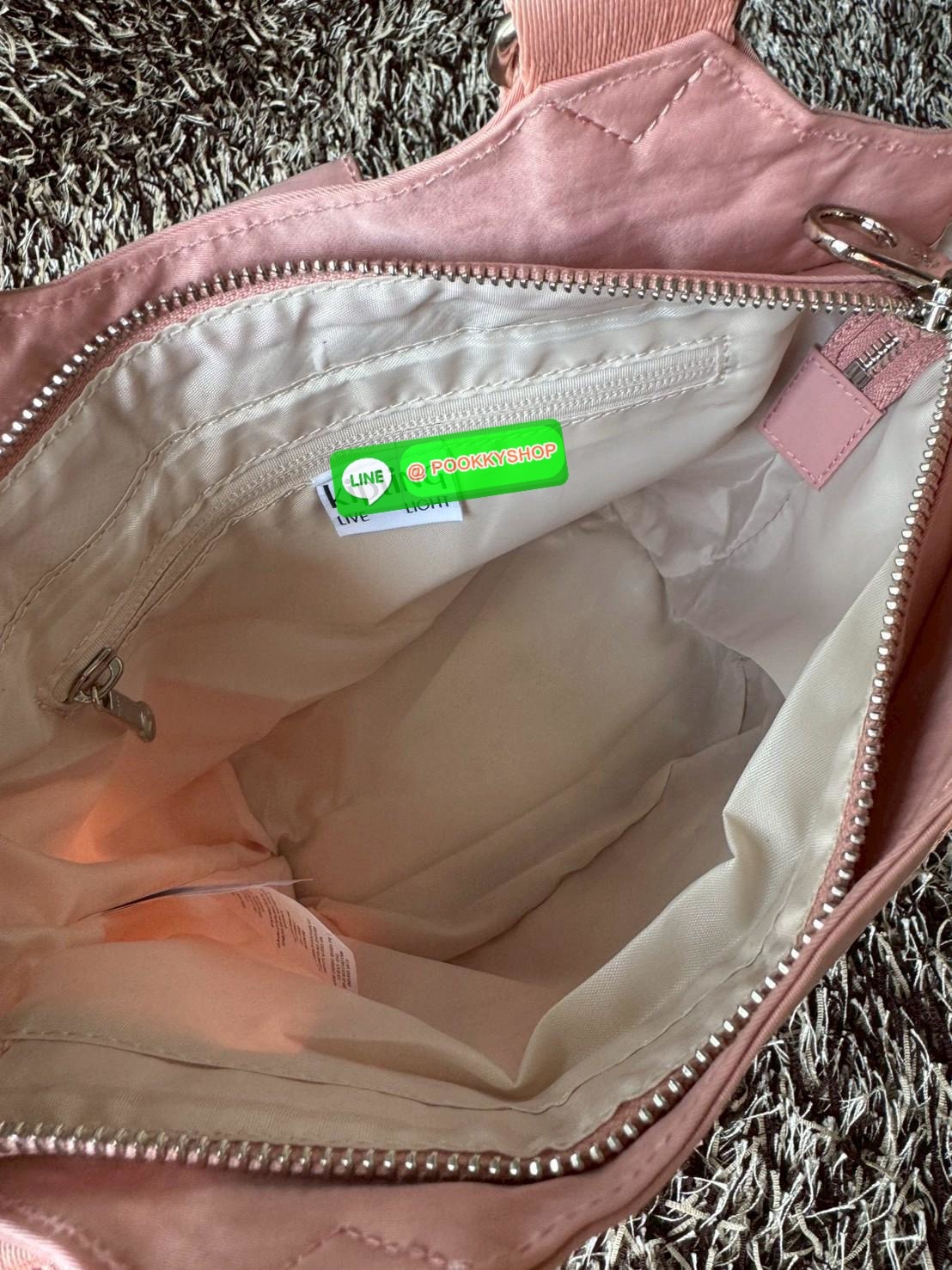 Kipling RECICELY S กระเป๋าสะพายข้างขนาดเล็กของ Kipling Recicely รุ่นนี้เหมาะอย่างยิ่งสําหรับการสวมใส่ในชีวิตประจําวันด้วยกระเป๋าซิปด้านในและกระเป๋าซิปด้านหลัง นอกจากนี้ยังมีสายปรับได้และถอดออกได้ ดังนั้นคุณสามารถ ใช้งานได้หลายรูปแบบ มีDetail โลโก้ ด้านหน้