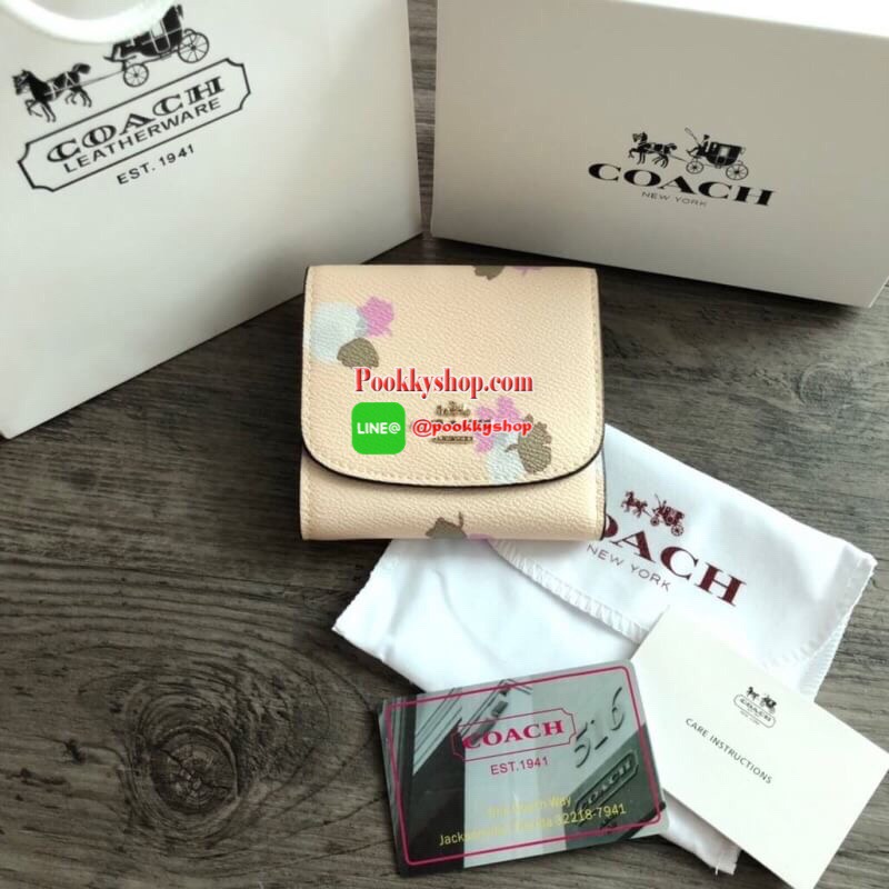 COACH Small Wallet in Floral Print Coated Canvas กระเป๋าสตางค์ใบสั้น สามารถใช่งานได้ทั้งด้านหน้าและด้านหลัง ด้านหน้าเปิด - ปิดด้วยกระดุม ภายในมีช่องใส่บัตรและธนบัตร ด้านหลังเปิด - ปิดด้วยกระดุม มีช่องสำหรับใส่เหรียญ