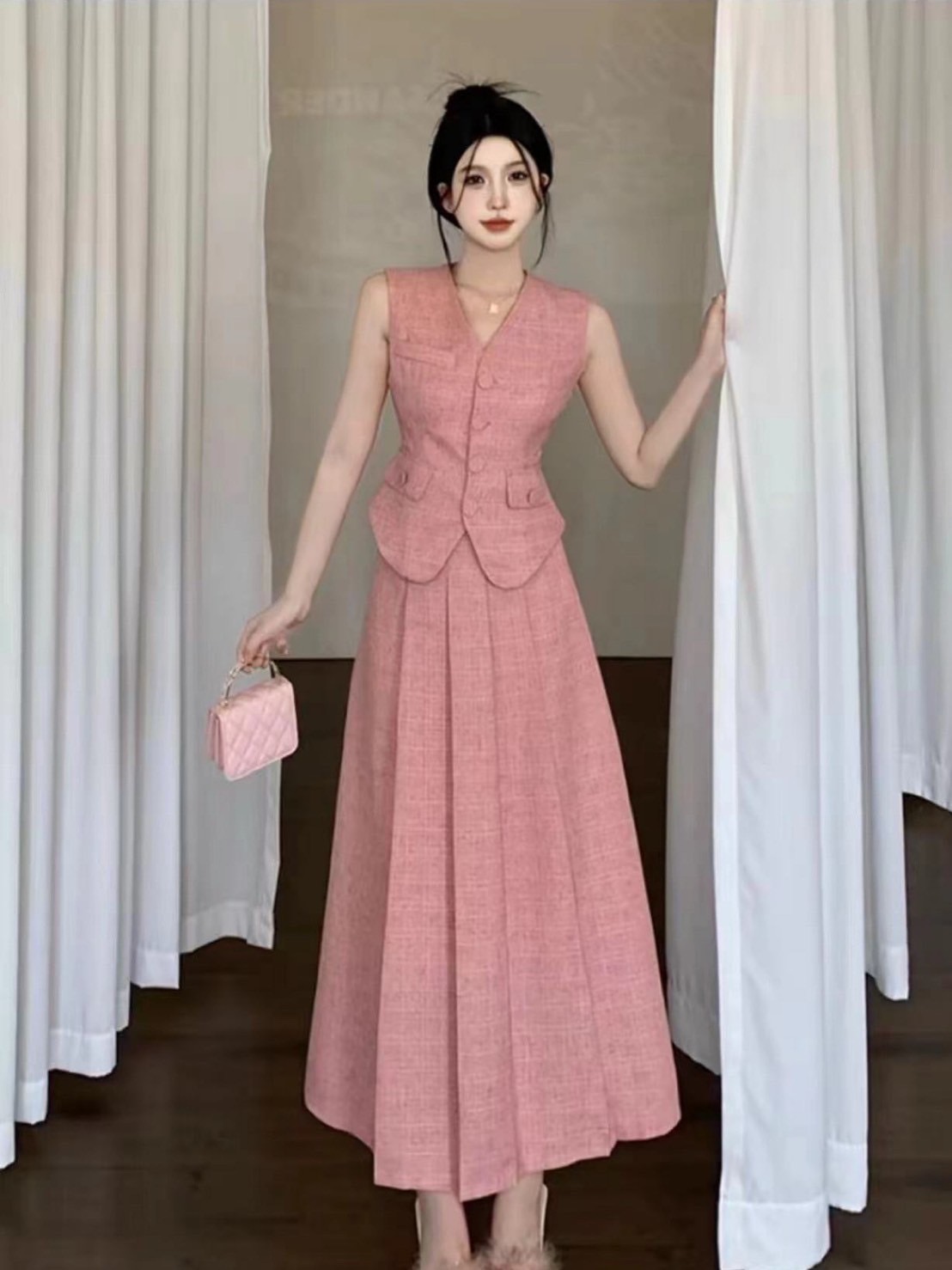 เซ็ตเสื้อแขนกุดผ้าทอสีชมพูมาคู่กับกระโปรงจีบบานตัวยาว