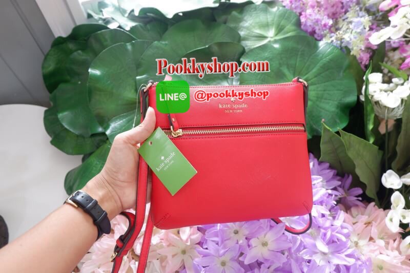 Kate Spade new york saffiano crossbody bag ด้านหน้ามีหนึ่งช่องซิปสำหรับใส่มือถือหรือของจุกจิก เปิดปิดกระเป๋าช่องหลักแบบซิป ด้านในโล่ง มีช่องให้ใส่ของจุกจิกหนึ่งช่อง สายสะพายถอดไม่ได้ เลื่อนปรับระดับได้