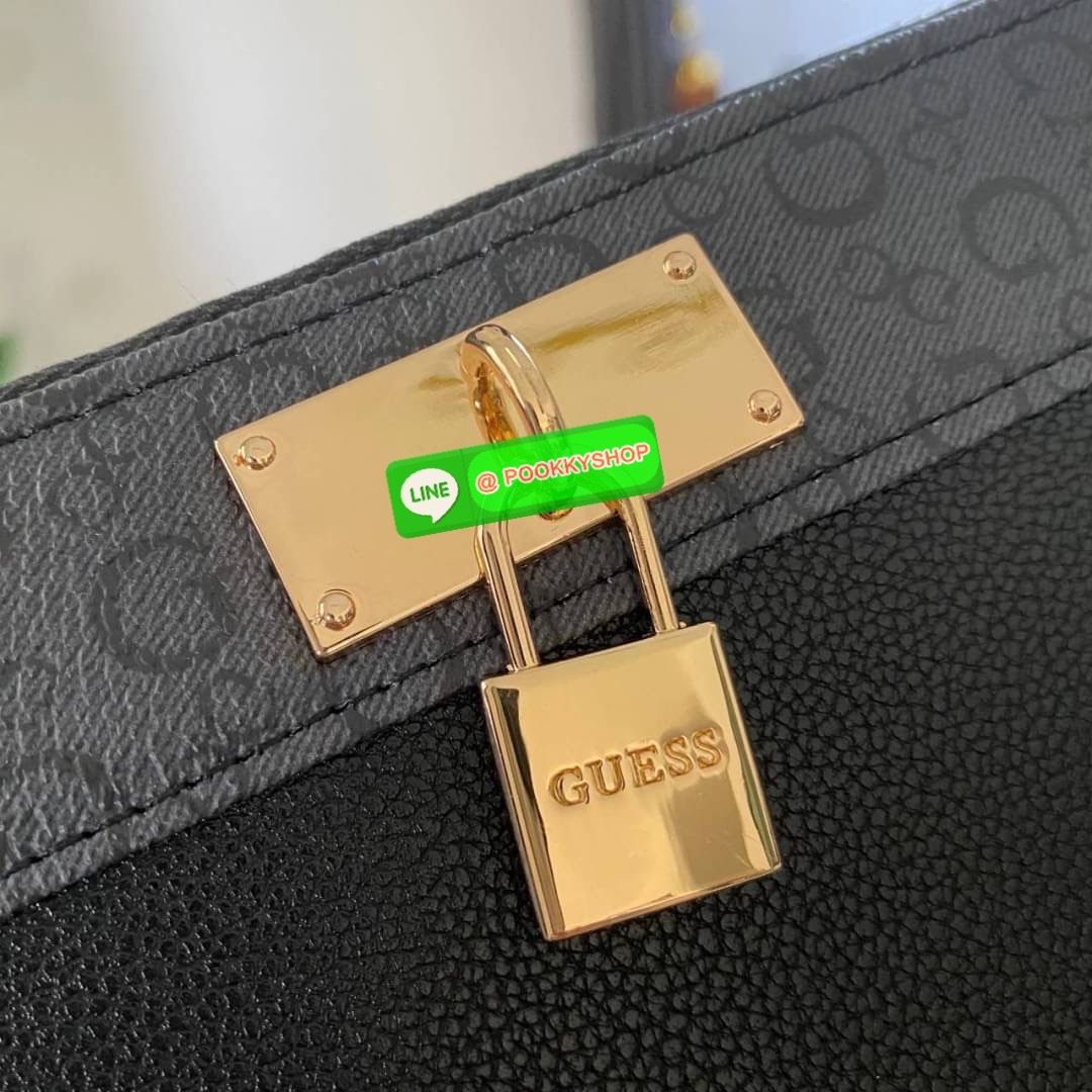 Guess Long Wallet กระเป๋าสตางค์ใบยาวซิปรอบหนังนิ่ม ด้านหน้าโดดเด่นด้วยกุญแจชื่อแบรนด์ รุ่นนี้มีสายคล้องมือมาให้ เพื่อใช้งานง่ายและสะดวกมากยิ่งขึ้น ด้านในมีช่องใส่ธนบัตร ช่องใส่บัตร และช่องซิปใส่เหรียญค่ะ