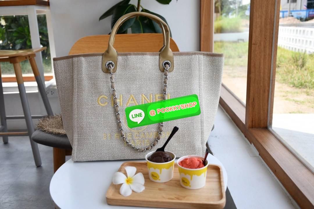 premium gift Chanel Tote canvas จากแบรนด์ Chanel กระเป๋าสะพาย Chanel Tote canvas โลโก้ปักกระเป๋าทรง Tote ผ้า canvas เนื้อหนาอย่างดีมีซับใน ด้านหน้าปักโลโก้ไข่มุกแบรนด์หรู หูจับมี 2 แบบคือ แบบสายหนัง และ โซ่ สามารถสะพายไหล่ได้คะ ใบใหญุจุของคุ้ม แต่น้ำหนักเ
