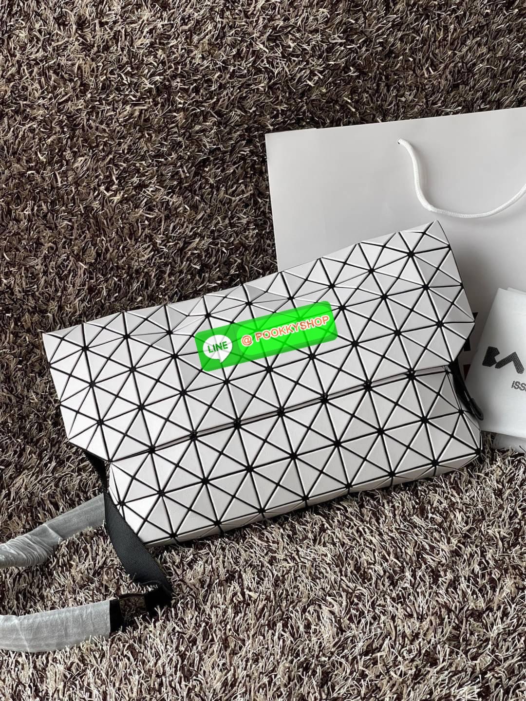 💕Baobao Issey Miyake Prism Sac ชาวมินิมอลทั้งชายและหญิงต้องถูกใจรุ่นนี้ เพราะ Prism Sac เป็นกระเป๋าแบบ unisex ที่มาพร้อมกับความเรียบง่ายของวัสดุเนื้อแมตต์ แต่ให้ลุคสไตล์เท่แบบคูลๆ โดดเด่นด้วยดีไซน์ที่ออกแบบมาให้ใช้งานที่ง่าย ตอบโจทย์ทุกสถานการณ์ฝา