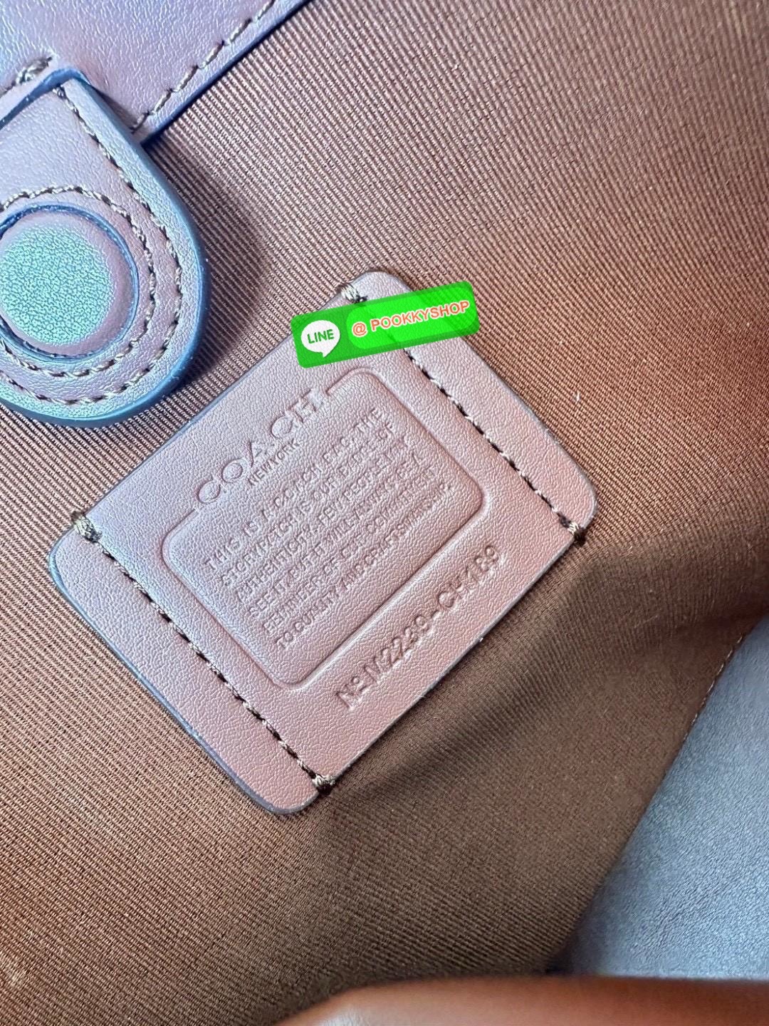 COACH HANNA CARRYALL WITH COACH CH189 IMNAM 🔖กระเป๋าสะพายไหล่/ถือ รูปทรงสวยหรู ลุคคุณนายมากแม่ 🔖วัสดุ: ผ้าแคนวาสตัดขอบหนัง 🔖เปิด-ปิดแบบกระดุมแม่เหล็ก ภายในกระเป๋ามัลติฟังก์ชั่น ช่องซิปกลาง บุผ้า 🔖สายสะพายถอดและปรับระดับได้