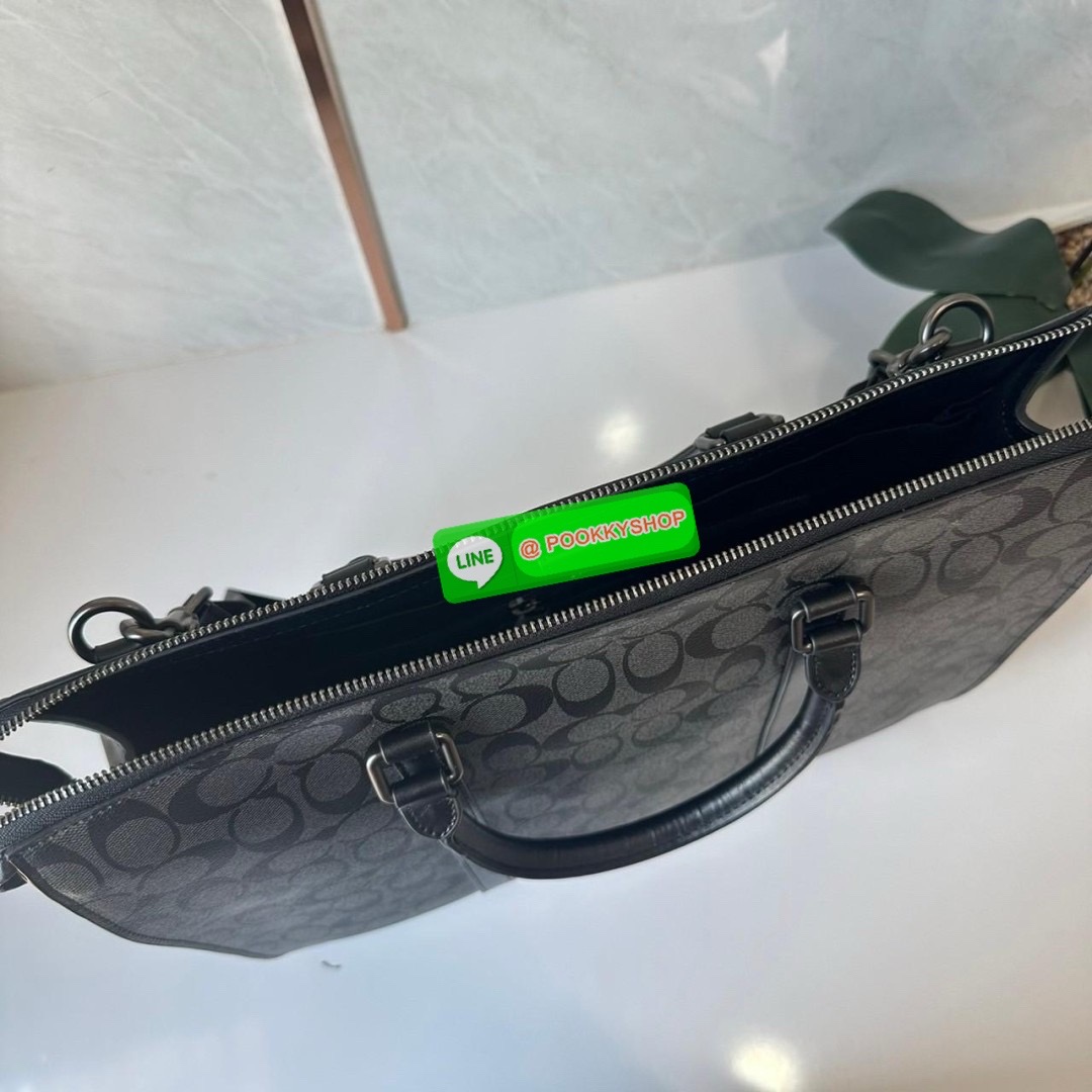 COACH GRAHAM ZIP BRIEF (CE439) 🔖กระเป๋าใส่โน๊ตบุ๊คใส่เอกสารใบใหญ่ 🔖วัสดุ:หนังแท้ทั้งใบ 🔖เปิดปิดด้วยซิป ภายในกว้าง มีช่องย่อยใส่ของจุกจิก ช่องใส่บัตร ใส่เอกสารและของสำคัญได้เยอะ 🔖สายสะพายสามารถถอดออกและปรับระดับได้คะ