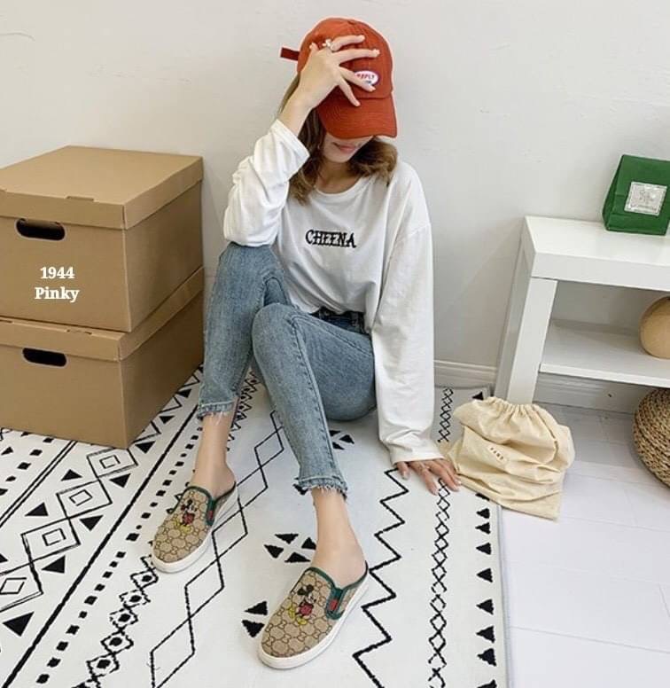 พร้อมส่ง ผ้าใบเปิดส้น งานนำเข้ากุชชี่ Mickey ที่กำลัง hot งานดีมาก พื้น pu เกาะพื้นดีเยี่ยม บิดงอได้ ตัวรองเท้าเป็นสีทองเงาวับ แต่งด้วยพี่ Mickey ของเราดูโดดเด่น น่ารักกว่าใคร แน่นอน