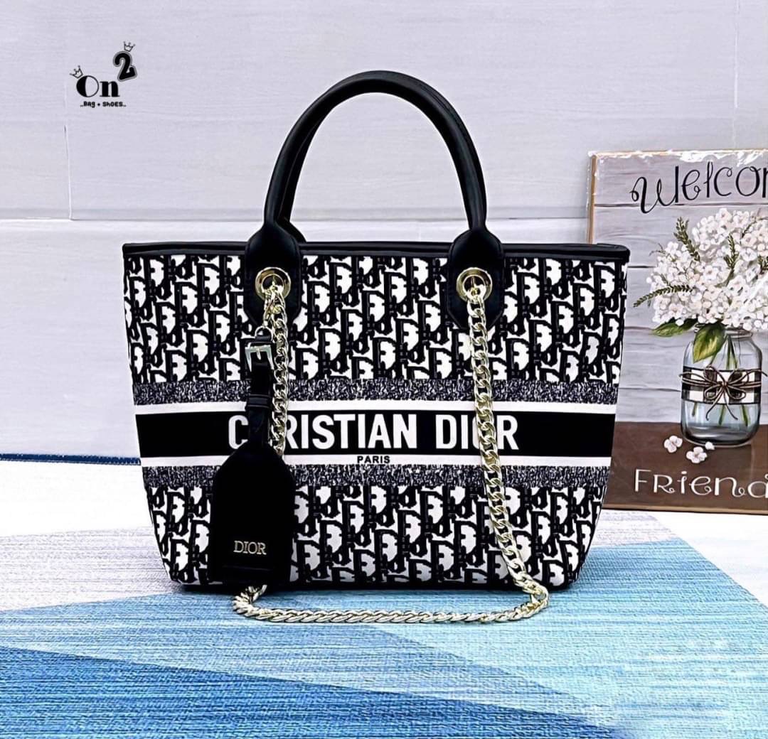 Dior Christian 🎁🎁มาแล้วค่ะdior christian สำหรับใครที่รอรุ่นนี้ ลายมาใหม่ ขนาดใหญ่ กำลังพอดีใส่ของได้เยอะ ตัวกระเป๋าผลิตจากผ้าทออย่างดีแน่นหนา ปั๊มแบรนด์ทุกจุด