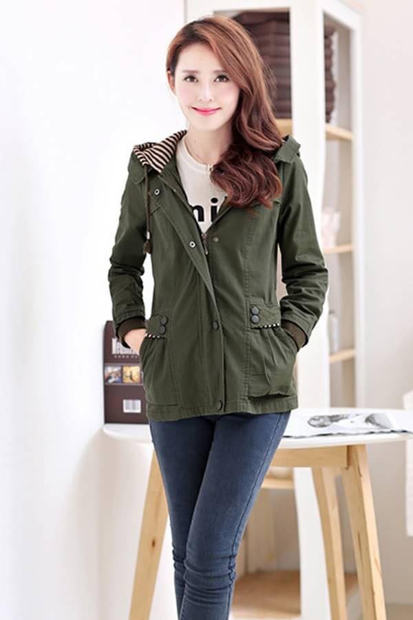 เสื้อกันหนาวแฟชั่นนำเข้า : เสื้อกันหนาวแฟชั่น พร้อมส่ง สีเขียวขี้ม้า สม๊อคช่วงเอว ดีเทลสายคาดด้านหลัง น่ารัก แต่งจั๊มปลายแขน มีซิบรูด ติดด้วยกระดุมแป๊ก มีฮูท เท่ห์สุดๆ กระเป๋า 2 ข้างใช้งานได้ มีซับในค่ะ