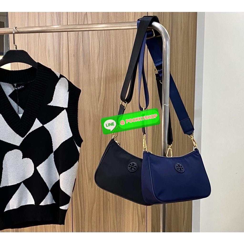 Tory burch nylon web mini hobo เป็นอีกหนึ่งตัวเลือกที่น่าสนใจสำหรับคนที่กำลังมองหากระเป๋าที่เน้นการใช้งาน ดีไซน์เรียบง่าย น้ำหนักเบา เน้นการใช้งานเป็นหลัก อีกทั้งยังมีสายสะพายแบบสปอร์ตช่วยคุณสะพายบนไหล่หรือครอสบอดี้ได้สะดวก ที่สำคัญ ผลิตจากผ้าไนลอนที่มีคว