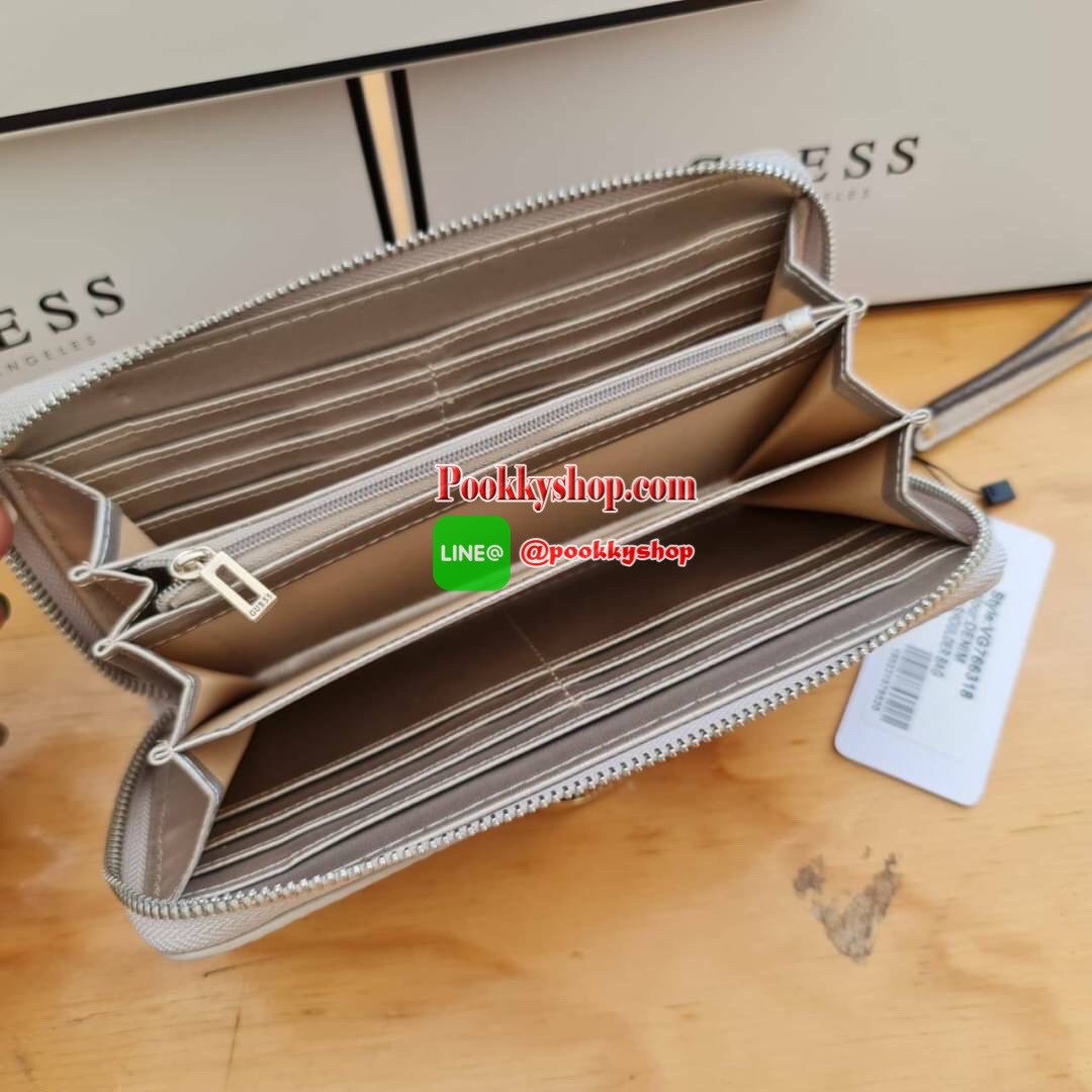สินค้าใหม่!! กระเป๋าสตางค์ Guess ใบยาว ด้านหน้าปั้มชื่อแบรนด์บนโลหะ และห้อยโลหะโลโก้แบรนด์ หนังดีงามมาก เปิดมาด้านในมีช่องใหญ่3ช่องมีช่องซิป1ช่อง มีช่องเสียบบัตรและมีช่องซิปด้านหลัง1ช่องใช้งานได้จริง พร้อมกับสายคล้องมือบอกเลยรุ่นนี้ดีงามมากจ้าสาวๆ