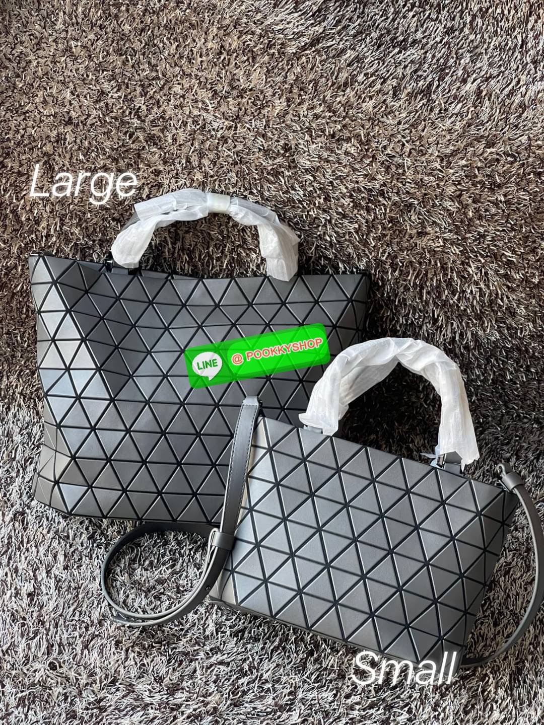 💕BAO BAO ISSEY MIYAKE MATTE CRYSTAL SMALL TOTE เป็นกระเป๋าทรงโท้ทที่มีความพิเศษด้วยการออกแบบแผ่นสามเหลี่ยมแบบใหม่จัดเรียงต่อกันในแนวตั้งเสริมกระเป๋าให้ดูหรูหรา ทันสมัย และดูมีเอกลักษณ์เป็นของตัวเอง อีกทั้งยังมีโครงสร้างฐานตาข่าย นอกจากช่วยให้กระเป