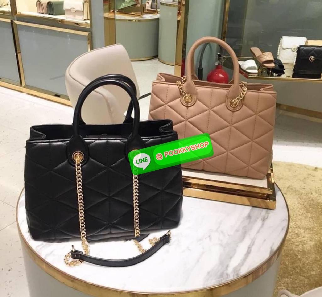 Lyn ทรงถือ/สะพายไหล่ เปิด/ปิดกระเป๋าด้วยกระดุมแม่เหล็ก มี 2 ช่องใช้งานใหญ่ๆ ตรงกลางมี 1 ช่องซิป ช่องลับอีก 2 ช่อง มีหมุดรองฐาน 4 จุด อะไหล่ทองหรูๆ