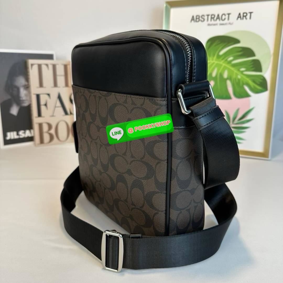 กระเป๋า Coach CHARCOAL/BLACK (COACH F54788) กระเป๋าสะพายซิกเนเจอร์เคลือบ PVC พร้อมขอบหนังปิดด้วยซิป ซับในผ้าด้านนอก: กระเป๋าแบบเปิดด้านหน้าหนึ่งช่องและกระเป๋าแบบเปิดด้านหลังหนึ่งช่อง ด้านในมีซิปและกระเป๋าเอนกประสงค์ สายปรับได้สำหรับสะพายไหล่หรือสะพายข้าง