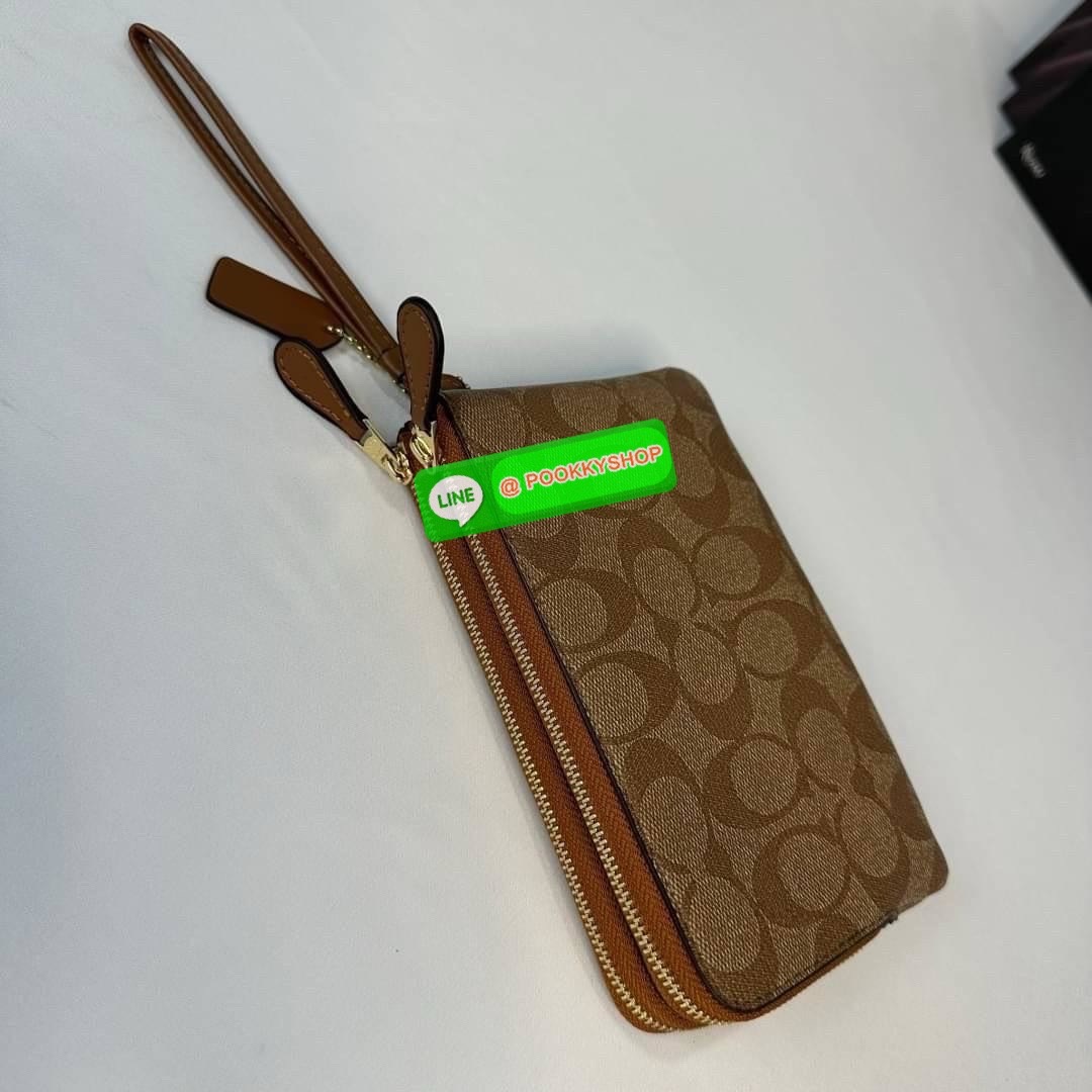 กระเป๋าคล้องมือ COACH 87591 DOUBLE CORNER ZIP WRISTLET IN SIGNATURE CANVAS (COACH 87591 ） กระเป๋าคล้องมือ2เซิปใหญ่ ลายCหนังและ ด้านในเป็นผ้า แบ่งเป็นช่องเล็กๆใส่เหรียญใส่แบงค์ใส่บัตร แล้วแต่จะใส่มีหลายช่อง ใส่โทรศัพท์ได้ทุกรุ่นพร้อมสายคล้องมือ