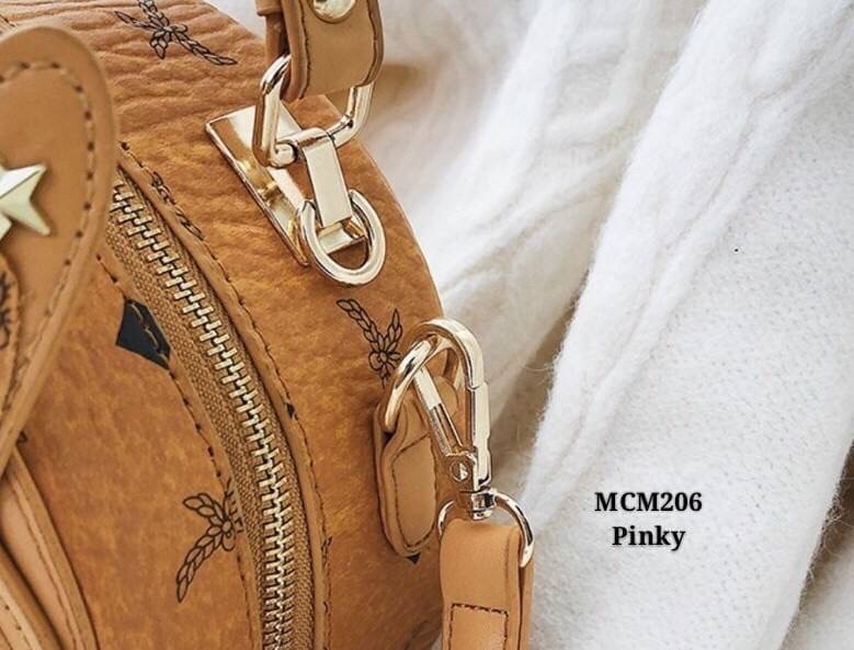 กระเป๋าสะพายทรงกลมสไตล์mcm งานนำเข้าน่ารักสุดๆ ทรงกลมแข็งแรง อยู่ทรง ซิปดี ด้านในกว้าง สายสะพายถอดได้ ถือก็น่ารัก เด่นสุดพร้อมด้วยปอมเข้ากัน แต่งหมุดแน่นๆ สวยอย่าบอกใคร