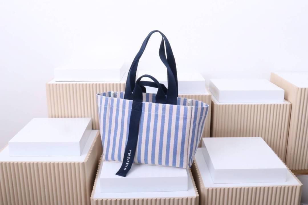 มาอีกรอบละจร้าาา 💥MJ ตัวใหม่ล่าสุด บอกเลยของมันต้องมี ใบใหญ่จุใจใส่ของได้จุกๆ ดีไซน์แบบ shopping bag ถือได้หิ้วได้ น่าร๊ากๆๆๆ เนื้อผ้าวัสดุอย่างดีและหนา มาตามคำเรียกร้อง...