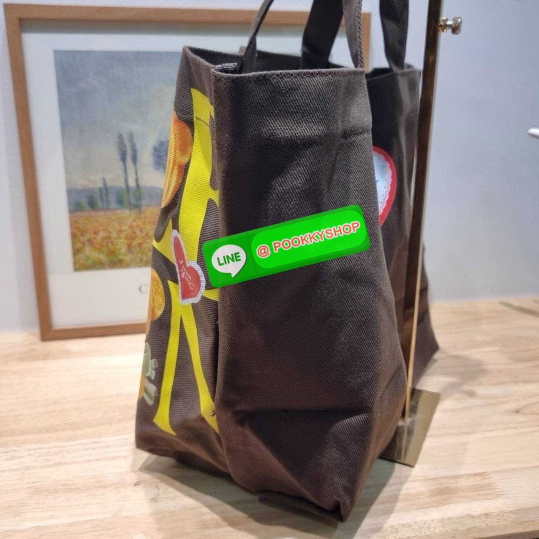 Gentlewoman x Butterbear tote bag 🔆 Details น่ารักเกินต้าน เป็นกระเป๋าที่เห็นแล้วใจฟูสุดๆ กระเป๋าโท้ทลายหมีเนยที่ตอนนี้กลายเป็นแรร์ไอเท็ม หายากสุดๆ รูปทรงคลาสสิค ภายในโล่งกว้างใส่ของได้เยอะมาก จะใช้เป็น everyday bag ก็ได้ พกไปต่างจังหวัดก็เหมาะ หร