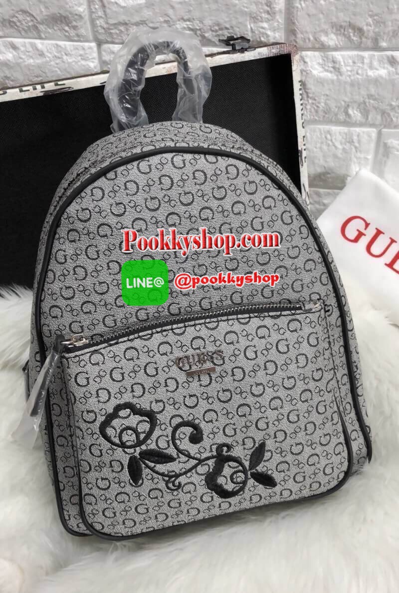 New arrival GUESS WOMEN’S CURRAN BACKPACK ONE SIZE HANDBAG พร้อมส่งค่ะ!!!! กระเป๋าสะพายหลังแบบมีหูหิ้ว Lining+Polyester 100% หนังนิ่ม น้ำหนักเบา รู้สึกได้ตอนสัมผัสนะค่ะ ออกแบบลาย Gทั้งใบ ด้านหน้าติดโลโก้แบรนด์ ปักลายดอกแบบกนกได้สวยงามมากๆค่ะ มีชีองซิปหน้า