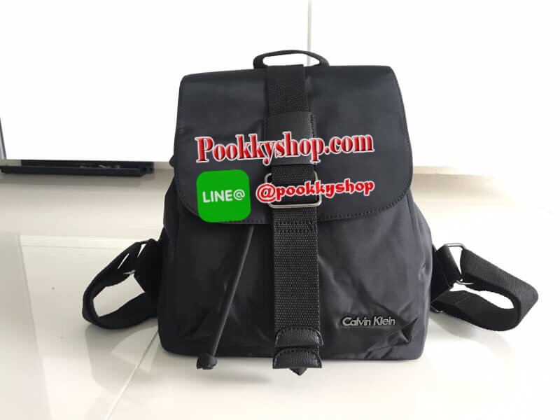 กระเป๋าสะพายหลัง Calvin Klein Backpack เป้ สีดำ พร้อมส่งที่ไทย 2017 กระเป๋าหนังสลับไนล่อน สุด chic มาพร้อมป้ายยี่ห้อ metal สีเงิน ตัดสีดำ อย่างโดดเด่น ข้างหลังมีซิปเปิดปิดได้ค่ะ ช่องกระเป๋าปกติใช้สายรูด แบบขนมจีบ ล็อคด้วยกระดุมเป๊ก สะดวกสบายและจุของได้เย