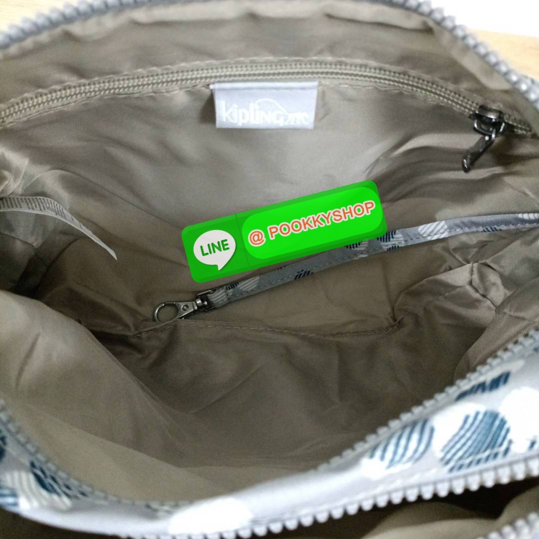 KIPLING RETH CROSSBODY BAG วัสดุ Nylon+polyester กระเป๋าสะพายข้างหรือ สะพาย Crossbody ได้ เปิด-ปิด ด้วยซิปปั๊มแบรนด์ที่หางซิป พร้อมช่องช่องหน้าแยกใส่ของใช้เล็กๆ น้อยๆ ได้ ช่องหลัก 2 ช่อง ด้านในโล่งกว้าง สามารถจุสัมภาระได้เยอะ มีช่องซิปด้านในและสายคล้องพวง
