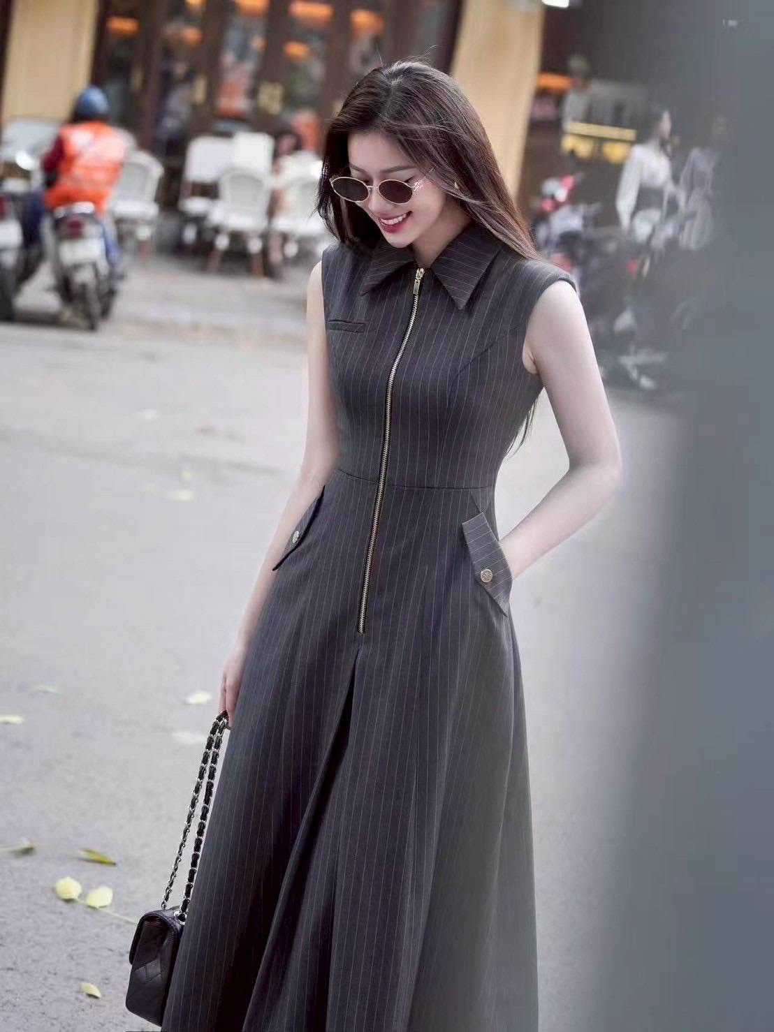 เดรสคอปกเชิ้ตตัวยาวลายทางสีดำแต่งซิปหน้าอะไหล่เงินกระเป๋าคู่ ใส่เฟียสๆ แกรมๆ ได้ไม่ซ้ำใคร ต้องมีเลยค่า